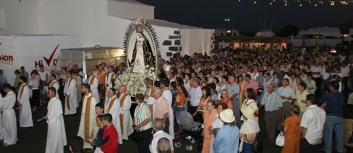 Miles de personas acompañan a la Virgen de los Dolores en su recorrido por las calles de Tinajo