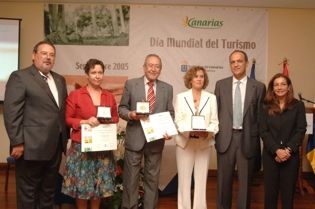 Los tres galardonados en los Premios Importantes del Turismo recogen las medallas en Fuerteventura