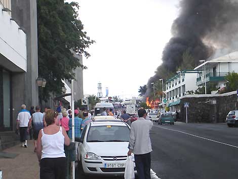 Grave incendio sin víctimas en Puerto del Carmen	