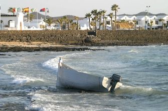 Detenidos 20 inmigrantes ilegales tras llegar a bordo de dos pateras a Teguise y Haría