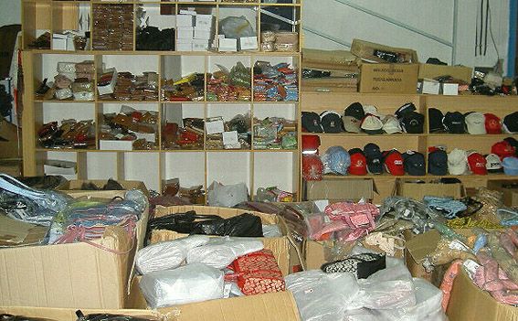 Descubierto un almacén en Puerto del Carmen donde se distribuía gran cantidad de mercancía falsificada