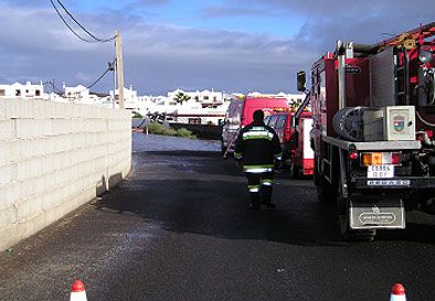 Protección Civil de Yaiza evita que varias viviendas se inunden y rescata a un conductor atrapado