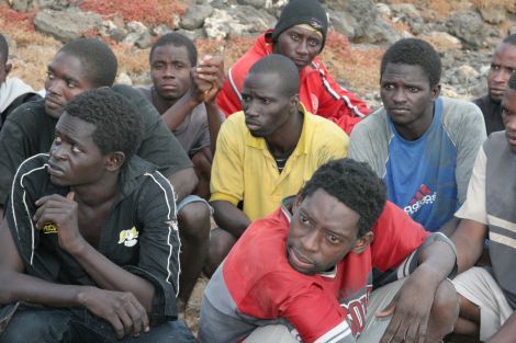 Localizados 14 inmigrantes africanos llegados en patera a Costa Teguise