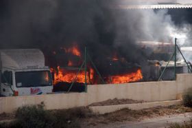 Un incendio calcina cuatro camiones de la empresa Kalise en Playa Honda