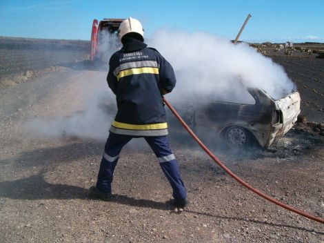 Protección Civil sofoca un incendio en un vehículo cerca de Puerto Calero