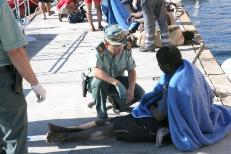 Doce inmigrantes detenidos tras arribar en dos pateras de madrugada a Playa Bastián y el Caletón Blanco