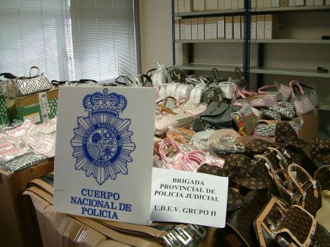Detenidos dos ciudadanos chinos por vender bolsos de lujo falsificados en Las Palmas