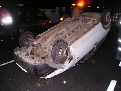 Rescatan a dos conductores atrapados en sus vehículos tras un accidente en Yaiza