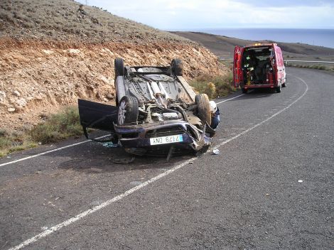 Efectivos de Yaiza intervienen en un aparatoso accidente de circulación en Playa Quemada