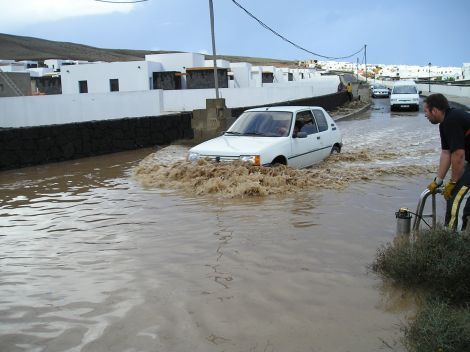 Los efectivos de Yaiza realizan 22 servicios ante las fuertes lluvias