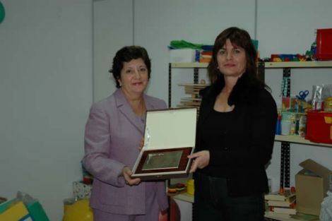Adislan presents an award to the organizer of the charity gala