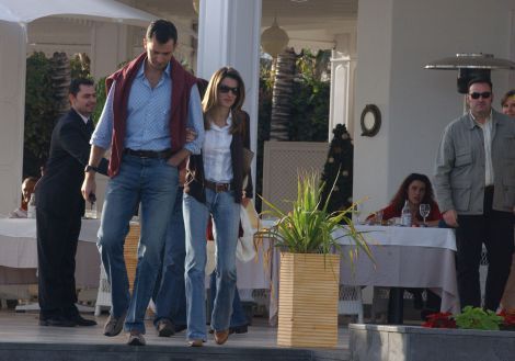 Don Felipe y Doña Letizia comen en Puerto Calero