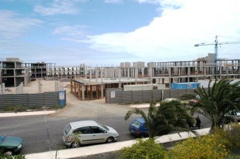 Cabildo y Ayuntamiento de Teguise podrían decretar la caducidad de las obras paralizadas de cuatro hoteles en Costa Teguise