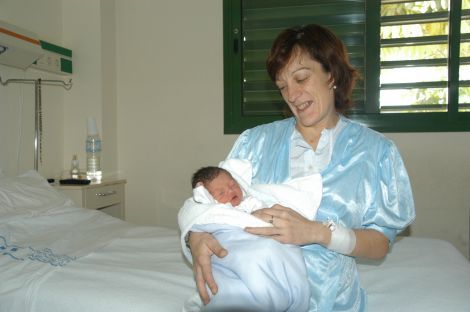 El primer niño nacido en Lanzarote en 2006 es hijo de una pareja británica