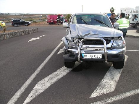 Efectivos de Protección Civil y Policía Local auxilian a un accidentado en Playa Blanca