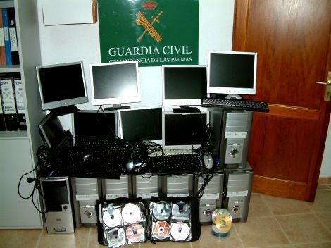 Detenidos los regentes de dos cibercafés de Costa Teguise por delitos relacionados con la piratería  intelectual