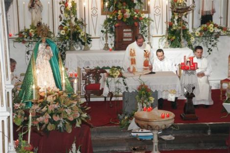 Tías vive el día grande de su fiesta patronal con la misa y procesión de la Candelaria