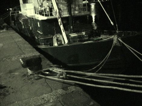 Un vehículo queda colgado de varios cabos tras precipitarse al mar en Puerto Naos