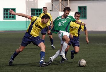 El CD. Teguise echa por la borda en el descuento el trabajo de todo el partido