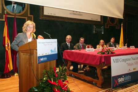 The Minister of Health says that the Anti-Tobacco Law could be "an incentive" for tourism in the Canary Islands