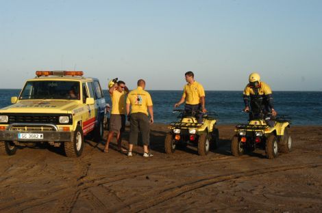 Socorristas de Emerlan rescatan a tres personas arrastradas por las corrientes en la Playa de Matagorda