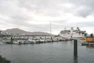 Las organizaciones empresariales desean que el nuevo Plan del Sur refleje el papel estratégico del puerto de Playa Blanca con Fuerteventura