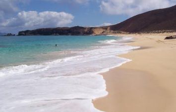 Las playas del municipio se regeneran con 2.000 toneladas de arena blanca para cubrir los daños de la tormenta Delta