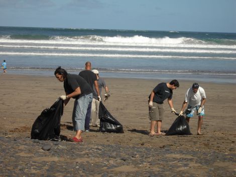 Recogen más de 30 bolsas de basura de la playa de Famara