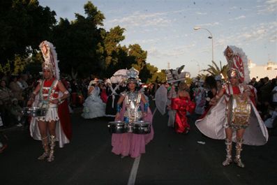 Don Carnal desfila sobre ruedas