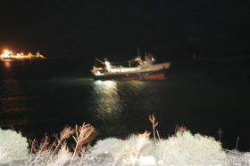 Un arrastrero encalla en el Puerto de Arrecife