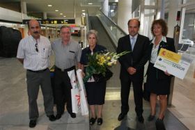 El viajero 12.000 del Imserso fue recibido por todo lo alto en el aeropuerto