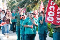 Los trabajadores de la empresa de limpieza de Costa Teguise, en huelga por una mejora de sus condiciones