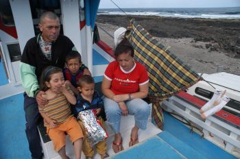 Una familia vive en un barco varado en La Santa tras incendiarse su casa en Valterra