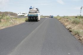Corte en la carretera de Guatiza a Mala para instalar una pasarela peatonal