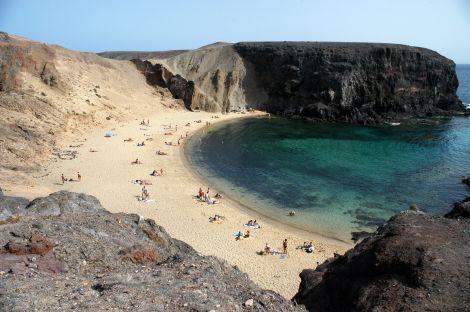 Hallan una nueva patera ya vacía en las costas de Papagayo y la Guardia Civil busca a sus ocupantes