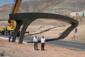 Se instala un puente peatonal en la carretera Guatiza - Mala