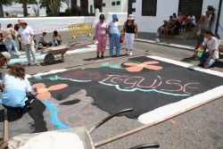 Los alumnos del IES Teguise dan color a La Villa con alfombras de sal