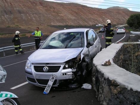 Un conductor ebrio provoca un aparatoso accidente de circulación en Femés