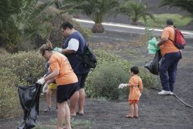 Más de 400 vecinos se pusieron manos a la obra para limpiar Costa Teguise