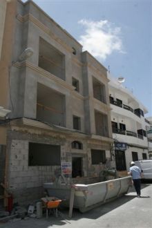 A worker falls from a height of five meters