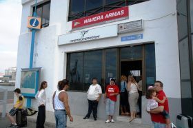 Indignación y caos en el Puerto de Arrecife por la anulación de un ferry con destino a Tenerife