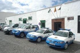 La colaboración entre la policía de Teguise y de San Bartolomé permite la detención de dos ladrones