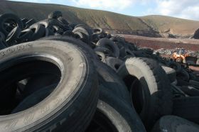 La APMUN sanciona a un infractor por el abandono de residuos peligrosos en Lanzarote