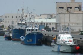 Los pescadores miran impacientes a Marruecos con la esperanza de poder prolongar allí la campaña del atún para salvar la temporada