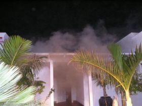 Un incendio calcina varias dependencias de un chalet en Puerto Calero