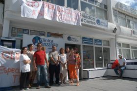 Los trabajadores de Clínicas Lanzarote protestan por el cierre de sus centros de trabajo