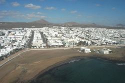 Los vecinos de Playa Honda protestan por una plaga de cucarachas