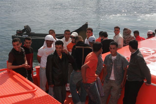 Llega a la costa la patera avistada en Lanzarote con 27 magrebíes a bordo de la que la mitad son menores