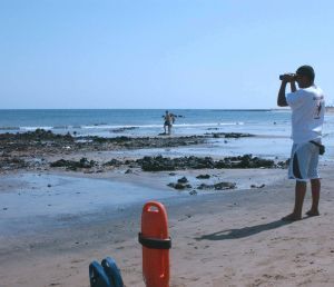 Dos bañistas pasan apuros en la playa de Famara