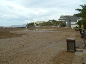 Un charco de aguas fecales inunda Playa Grande después de las primeras lluvias de la temporada